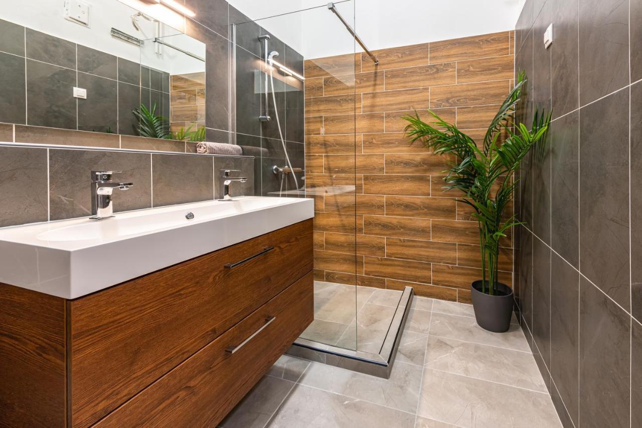 Deluxe Kazincy Apartment In The Heart Of Budapest Budapeste Exterior foto